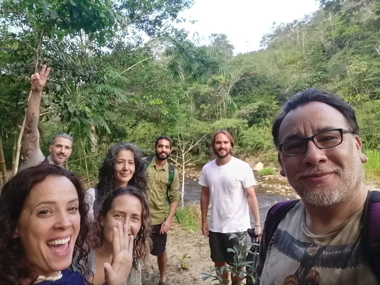 Parte del equipo Microhuasca en la selva peruana